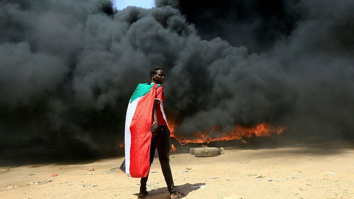 Převrat v Súdánu: Výjimečný stav, vězněný premiér, rozpuštěná vláda